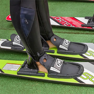 Pratiquants avec une paire de ski-nautique aux pieds pret au départ