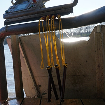 Cabine d'opérateur du téléski nautique avec cordes et palonniers.