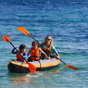Enfants sur un canoé kayak