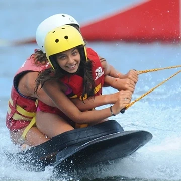 2 filles sur une planche à genoux.