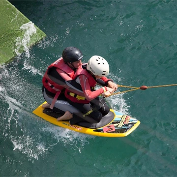 Départ du ponton sur un kneeboard.