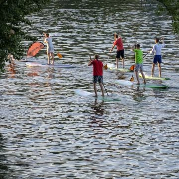 Groupe debout partiquants du Paddle