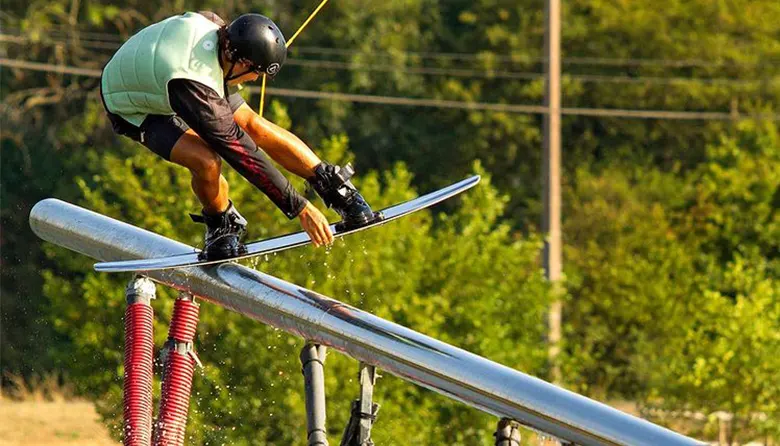 Pro Rider sur la bar de fer du téléski nautique.