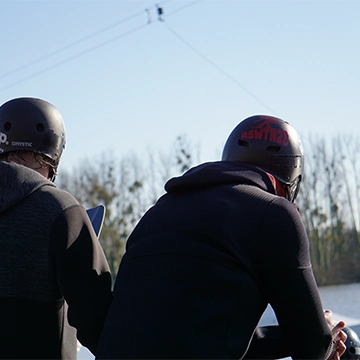 Deux sportifs qui se repose.