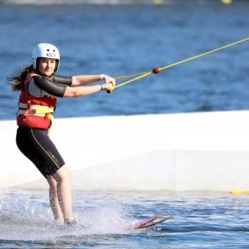 Jeune ados en ski nautique