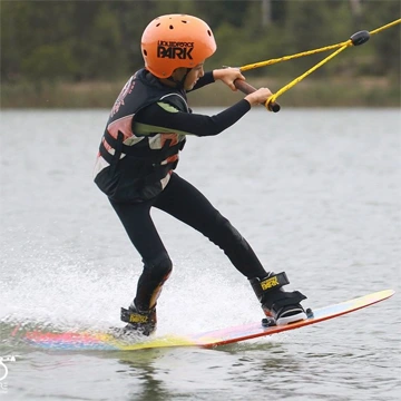 Enfant sur une planche de wakeboard.