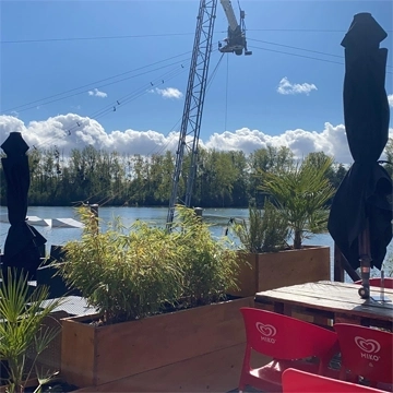 Terrasse extérieure du wakepark