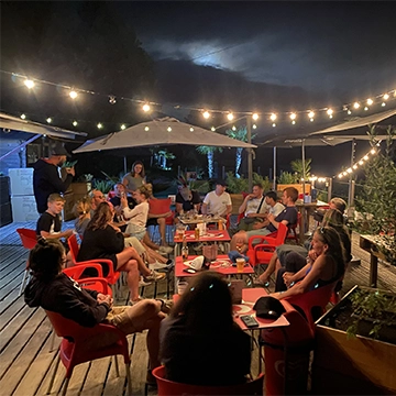 Groupe de client sur la terrasse après une session de ride