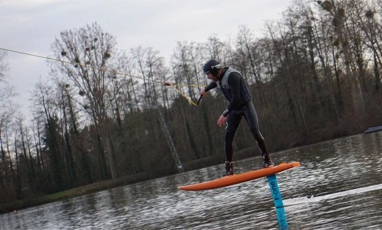 Un foil en pleine vitesse sur le téléski