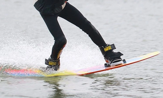 Enfant sur une planche de wakeboard de location