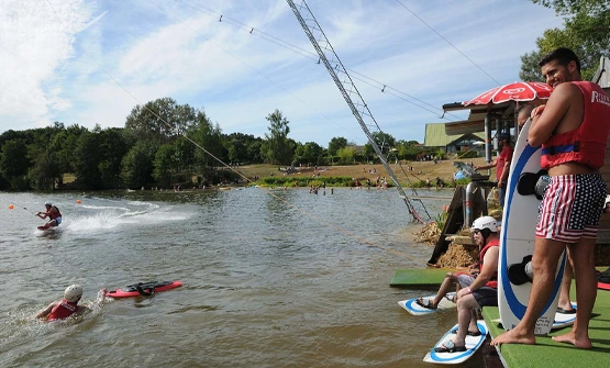 Plusieurs pratiquant de wakeboard sur le ponton du teleski nautique