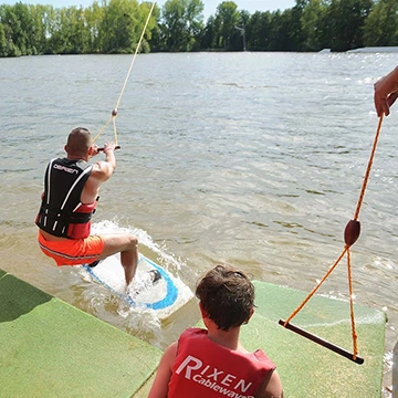 Deux débutant au départ du téléski nautique