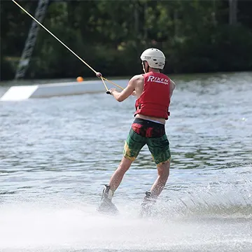 Un jeune rider sur l'eau