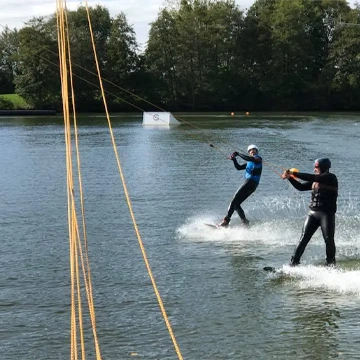 Deux wakeborder en doublette sur l'eau