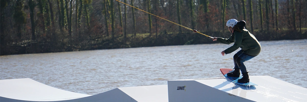 Personne sur un module de wakepark