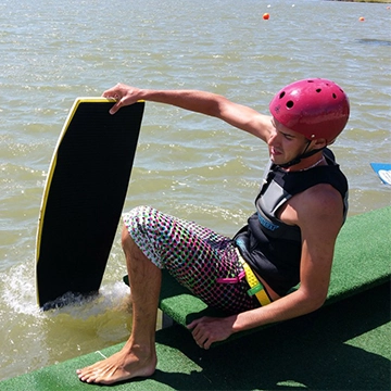 Un wakeskater sur le ponton du téléski