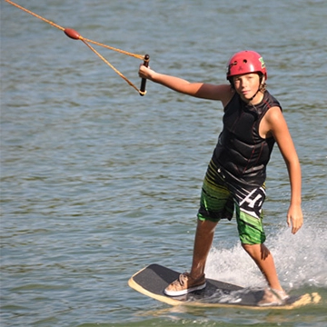 Jeune sur une planche de wakeskate